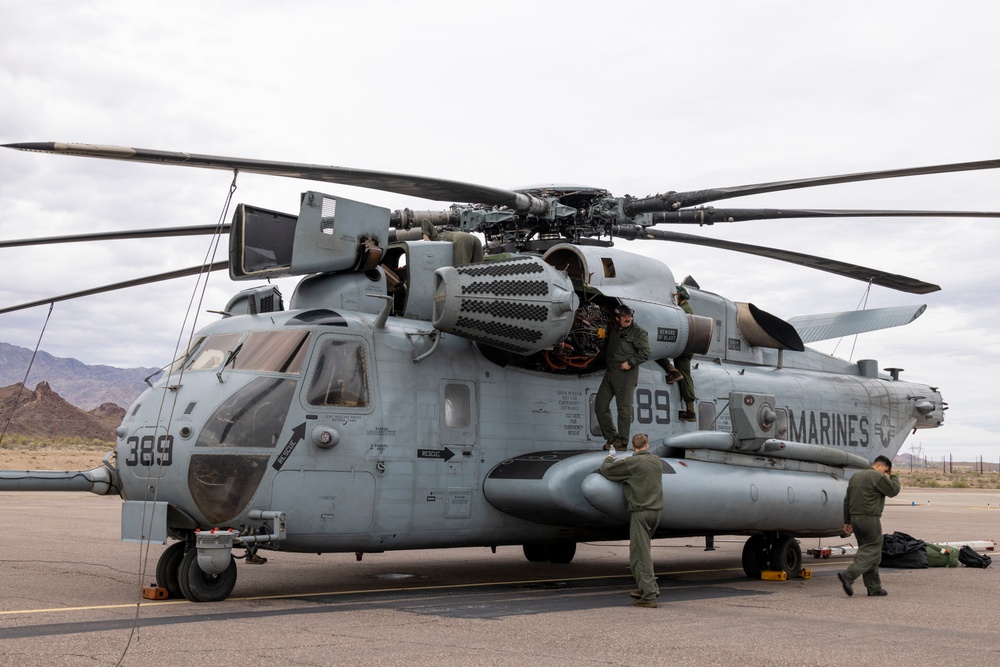 DVIDS - Images - HMH-462 Conducts Post-Flight Maintenance [Image 5 of 5]