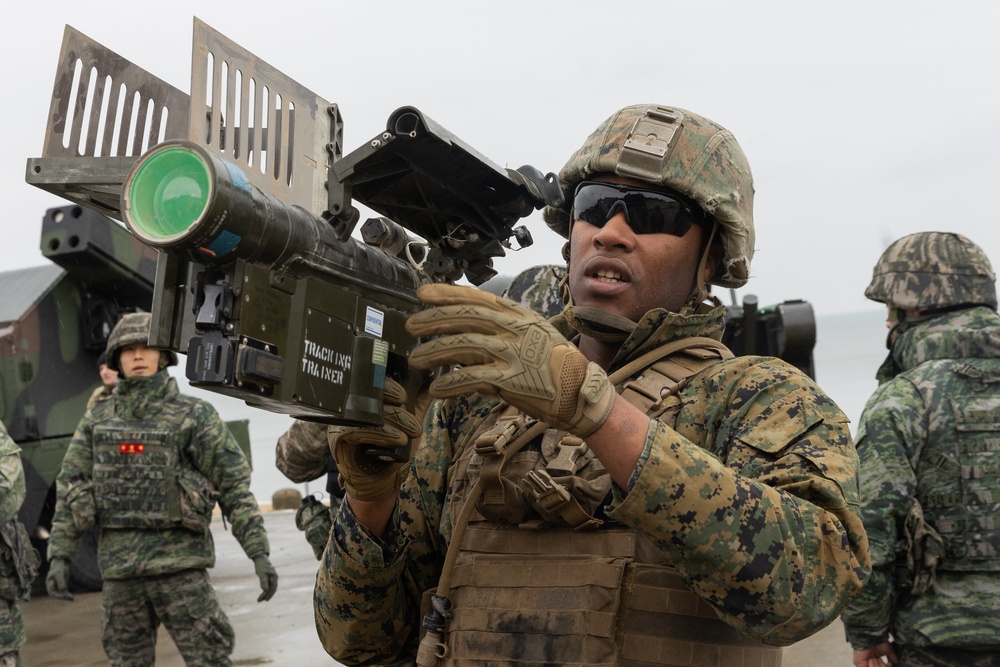 U.S. and ROK Marines conduct combined live fire