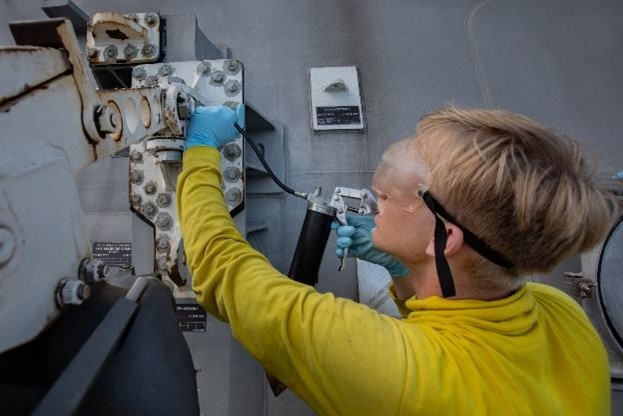 USS Mobile (LCS 26) conducts maintenance