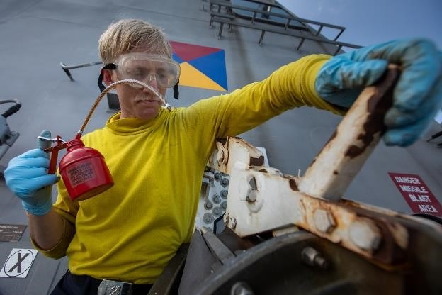 USS Mobile (LCS 26) conducts maintenance