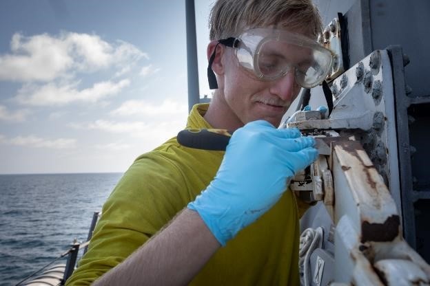 USS Mobile (LCS 26) conducts maintenance
