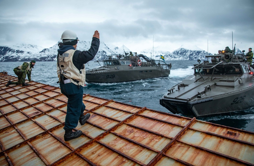 USS Gunston Hall hosts dinner for leaders of the Finnish and Swedish Navy and Marine Corps