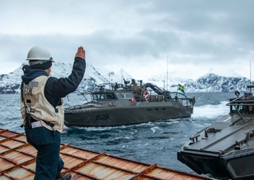USS Gunston Hall hosts dinner for leaders of the Finnish and Swedish Navy and Marine Corps