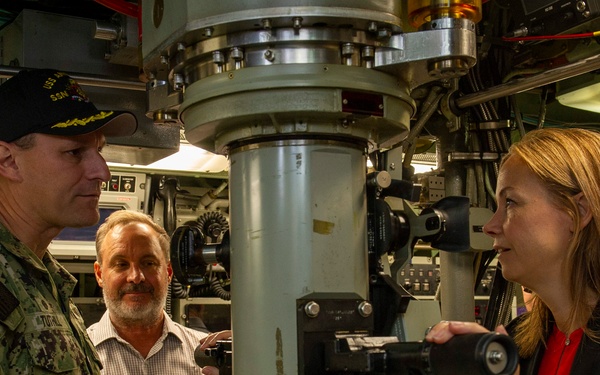 Australian government officials visit USS Annapolis