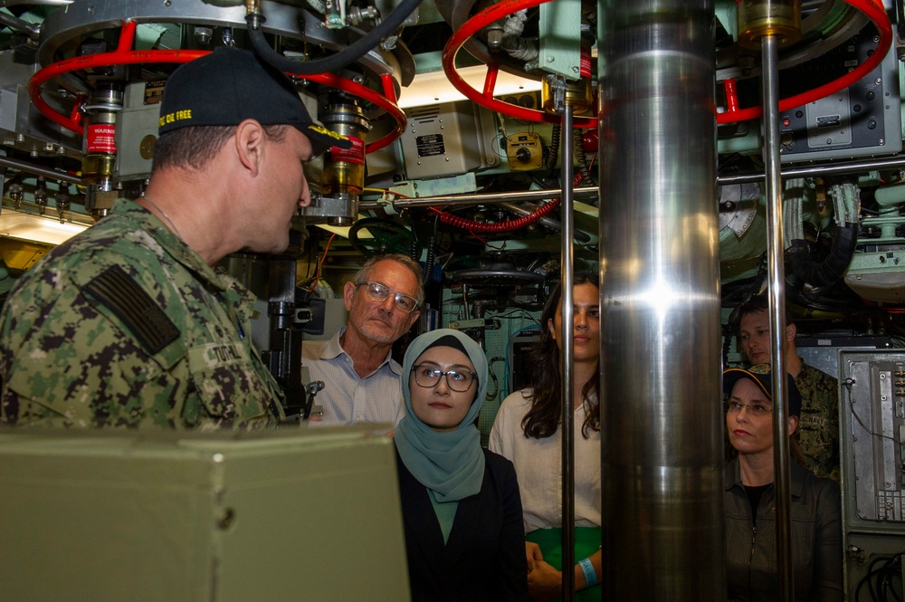 Australian government officials visit USS Annapolis