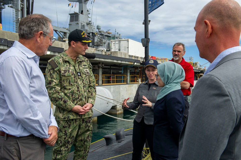 Australian government officials visit USS Annapolis