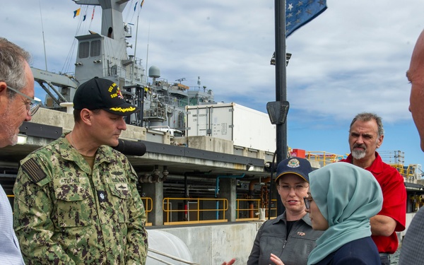 Australian government officials visit USS Annapolis