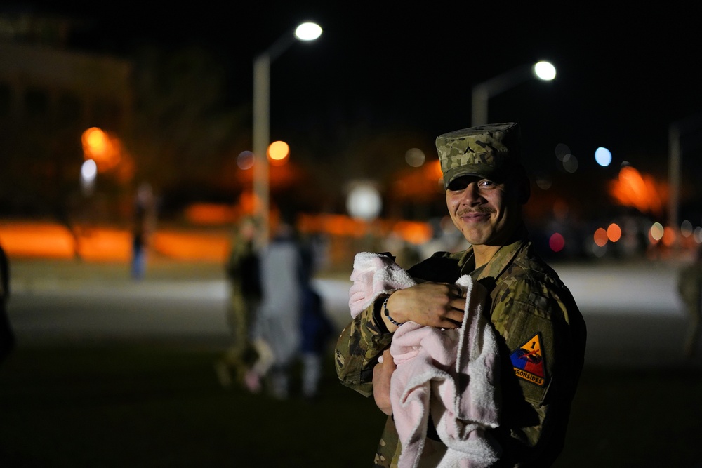 Fort Bliss families greet returning Soldiers in the &quot;wee hours of the morning&quot;