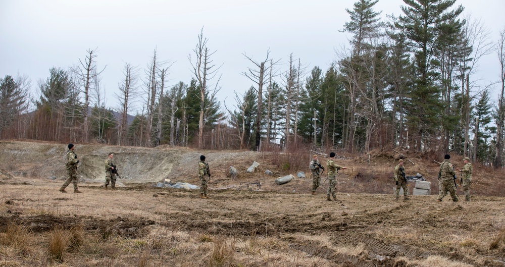 572nd BEB Conduct Squad Training