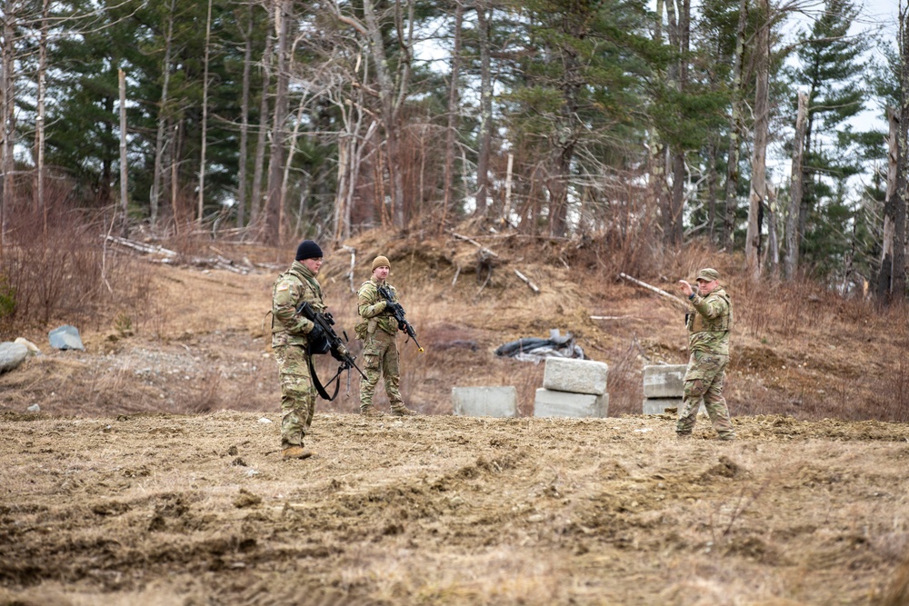 572nd BEB Conduct Squad Training