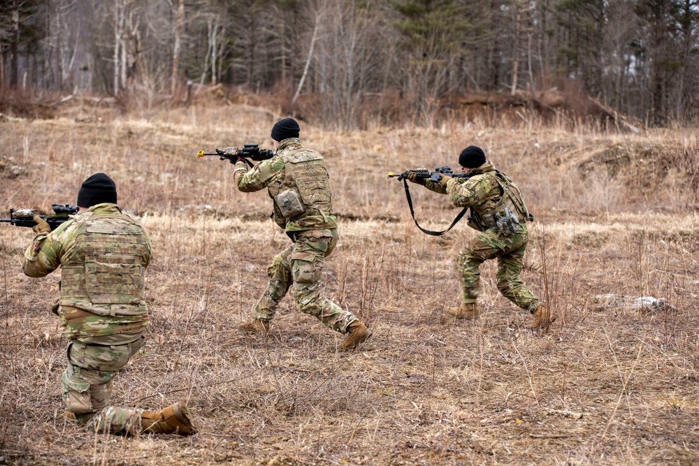 572nd BEB Conduct Squad Training