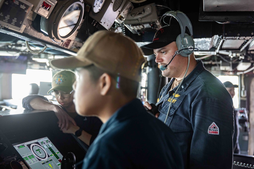 USS Russell (DDG 59) refuels alongside USS Theodore Roosevelt (CVN 71)