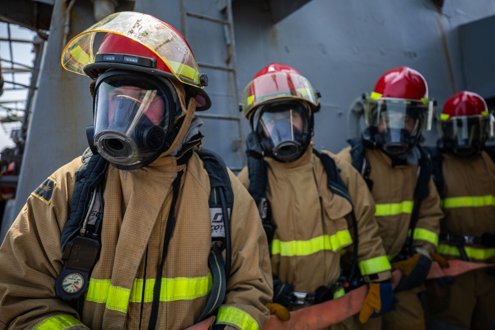 USS Laboon (DDG 58) Conducts Fire Fighting Drills