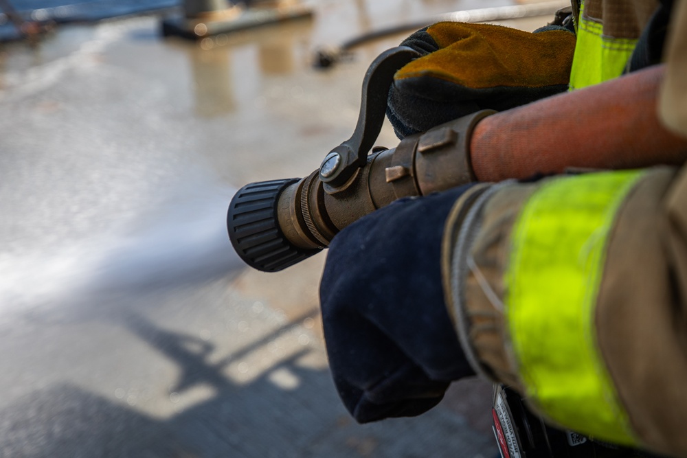 USS Laboon (DDG 58) Conducts Fire Fighting Drills