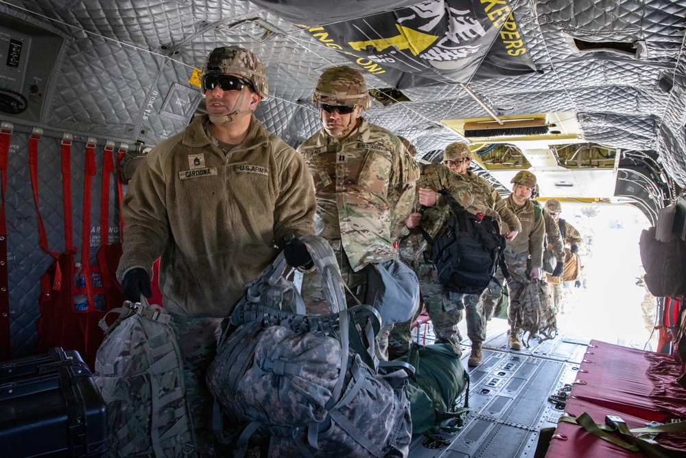 Eighth Army leaders participate in air movement to Camp Carroll