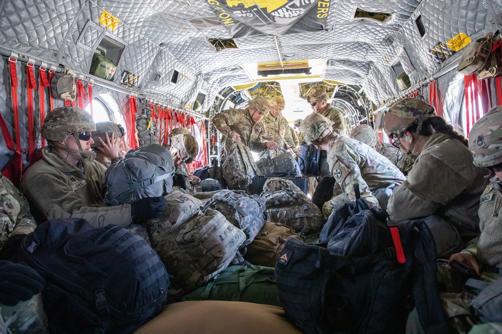 Eighth Army leaders participate in air movement to Camp Carroll