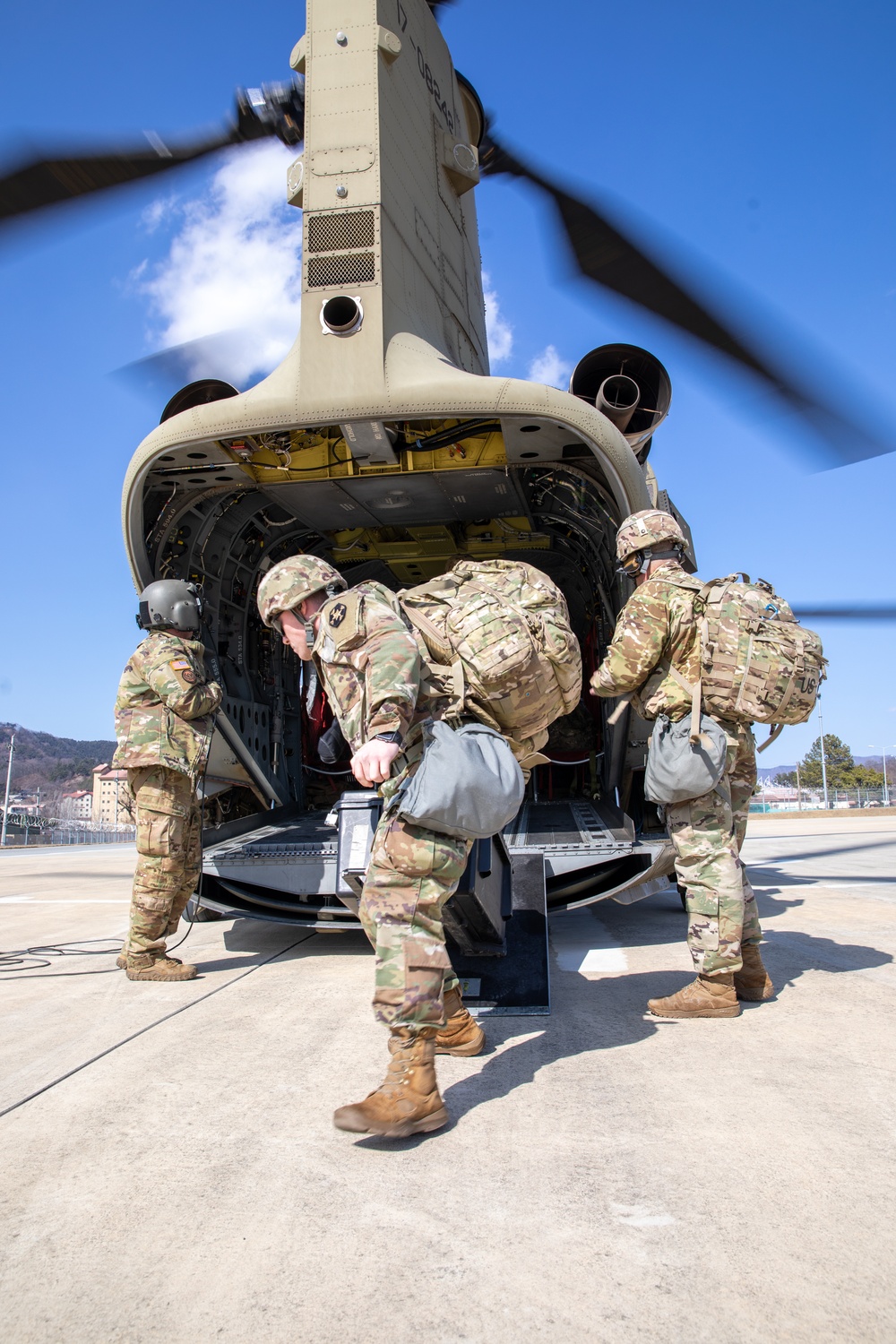 Eighth Army leaders participate in air movement to Camp Carroll