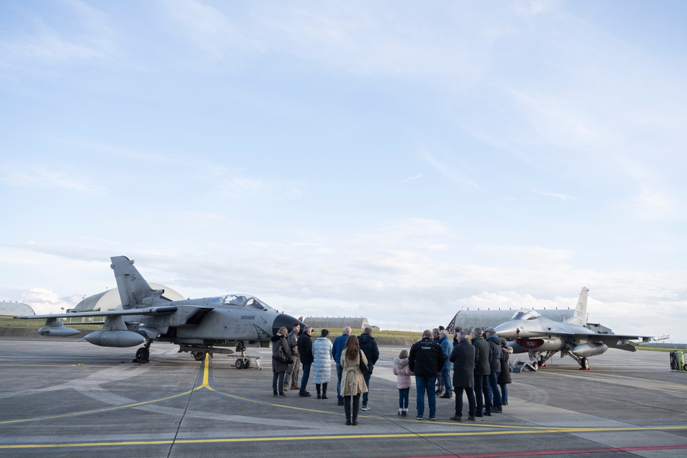 480th FS and ITAF demonstrate capabilities for community leaders