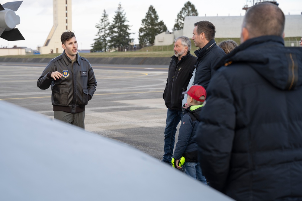 480th FS and ITAF demonstrate capabilities for community leaders