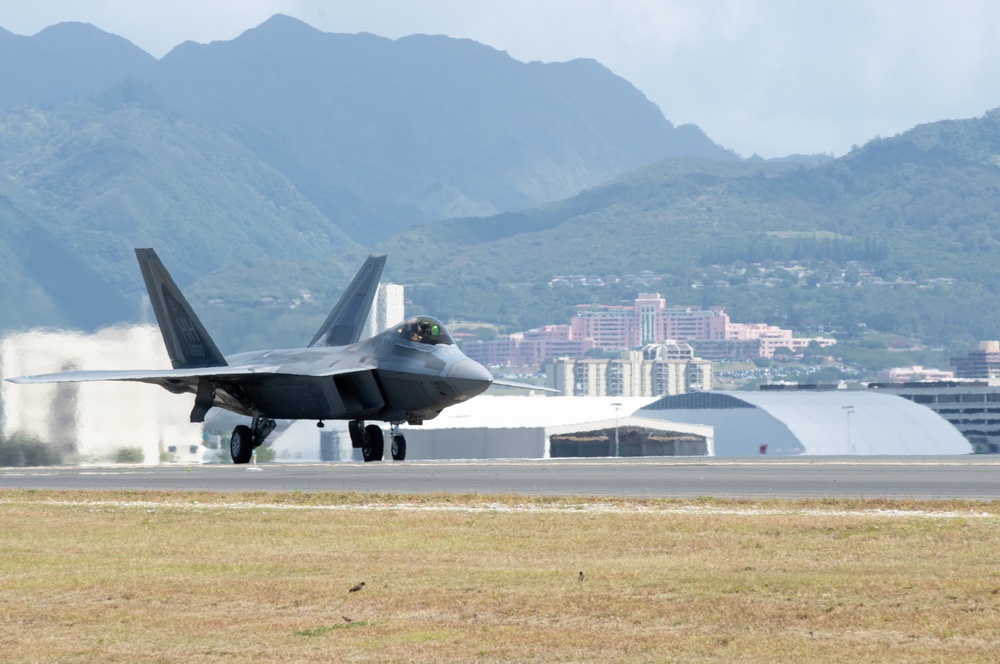Hawaii Raptors fly with Oregon Eagles in exercise Sentry Luau