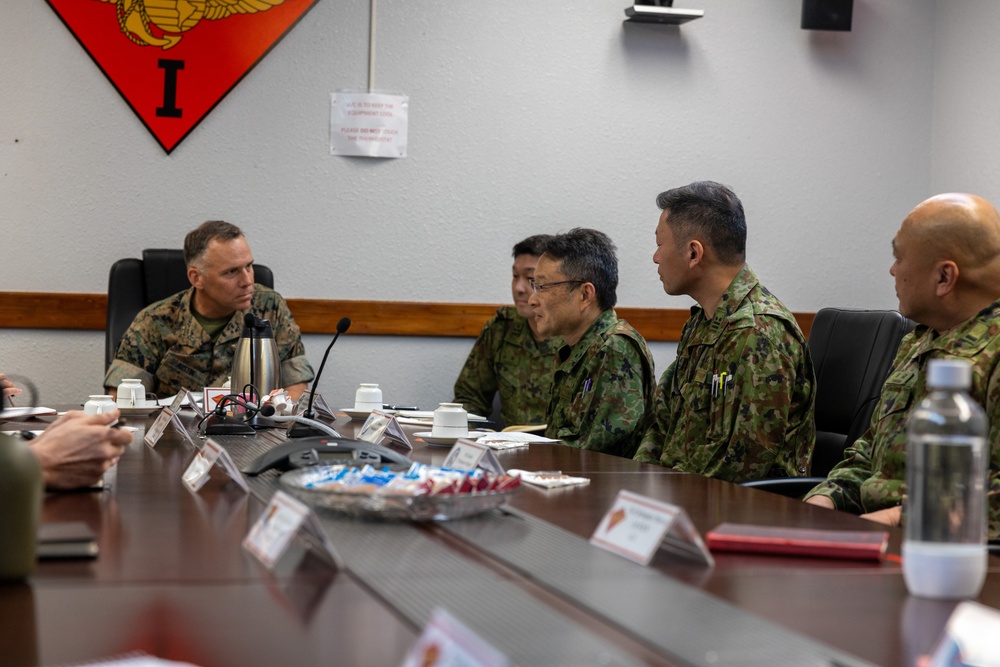 JGSDF 1st Helicopter Brigade commander visits 1st MAW