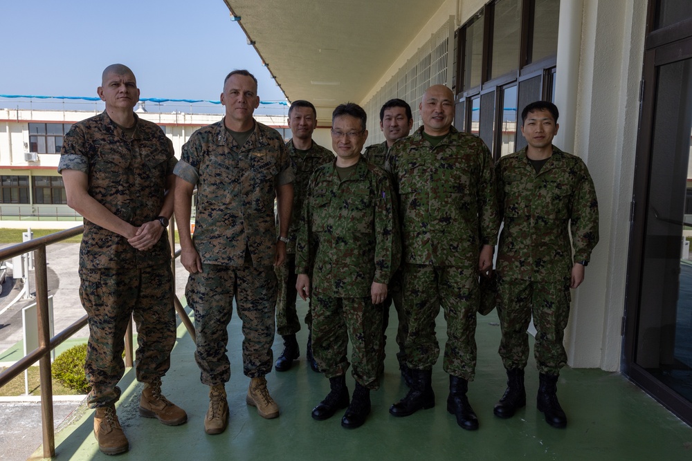 JGSDF 1st Helicopter Brigade commander visits 1st MAW