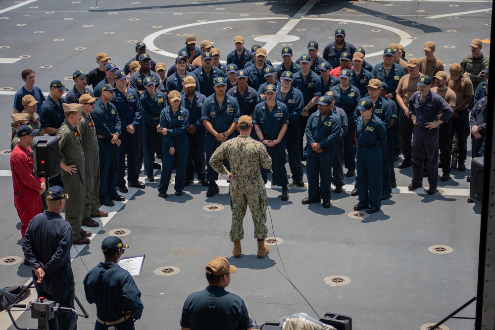DESRON 7 Commodore visits USS Mobile (LCS 26) in port Singapore