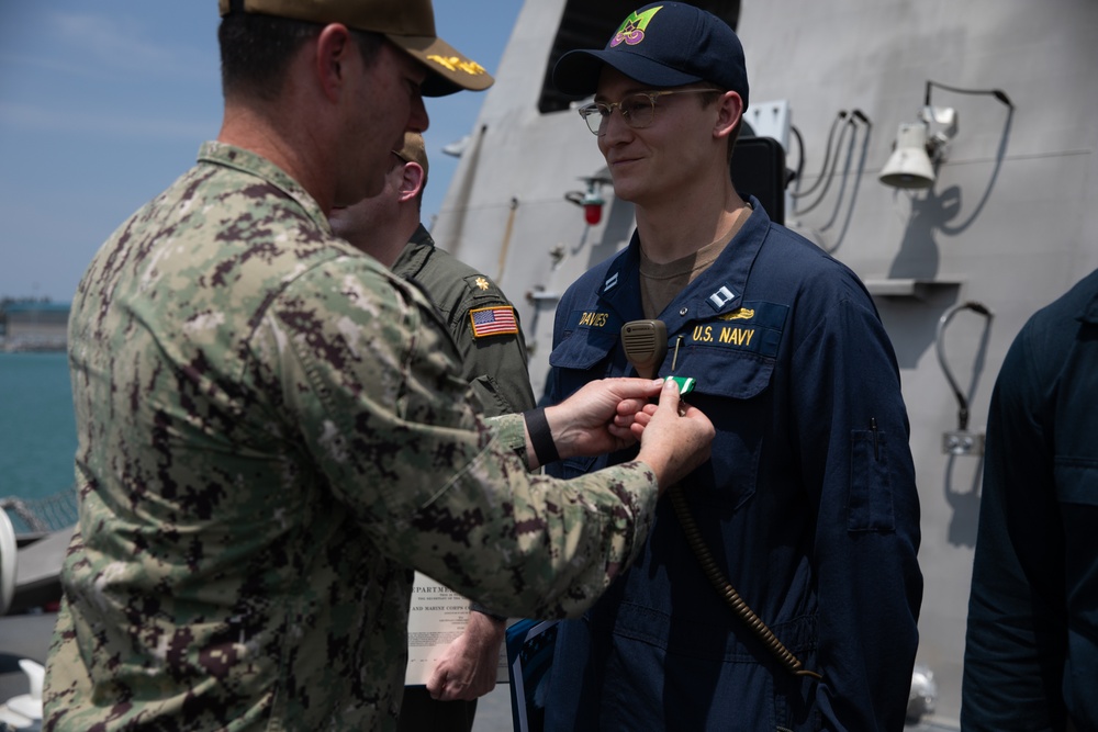 DESRON 7 Commodore visits USS Mobile (LCS 26) in port Singapore
