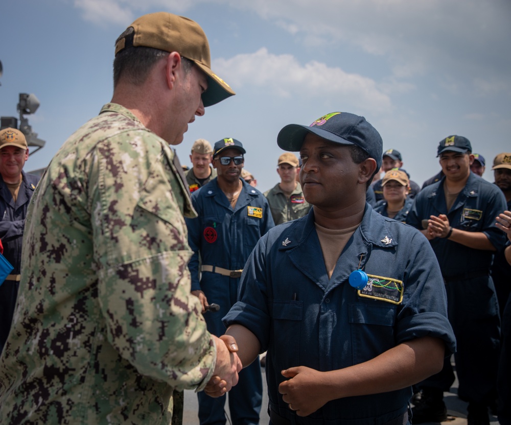DESRON 7 Commodore visits USS Mobile (LCS 26) in port Singapore