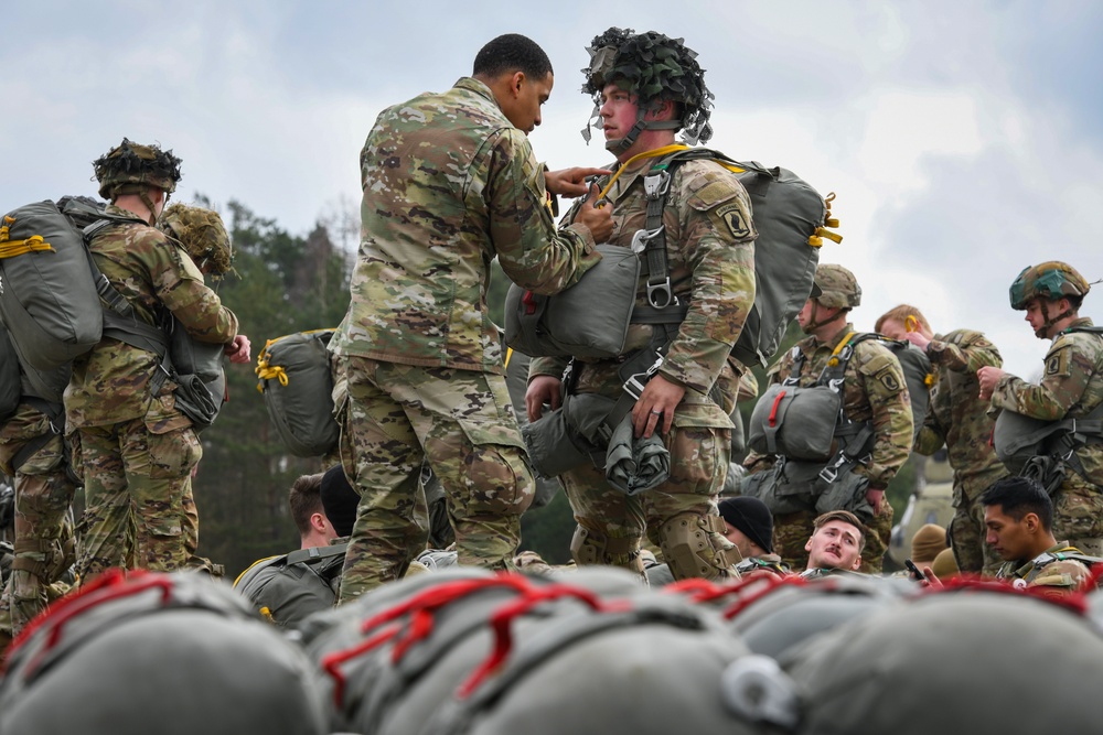 1-91 CAV, 173rd AB Chinook jump