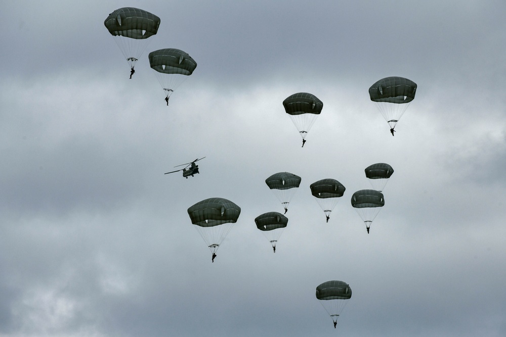 1-91 CAV, 173rd AB Chinook jump