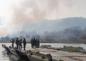 U.S./ROK Soldiers use bridging system to cross river