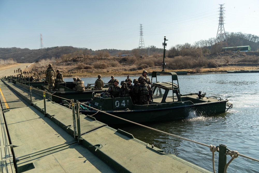 U.S., ROK Soldiers position bridging system