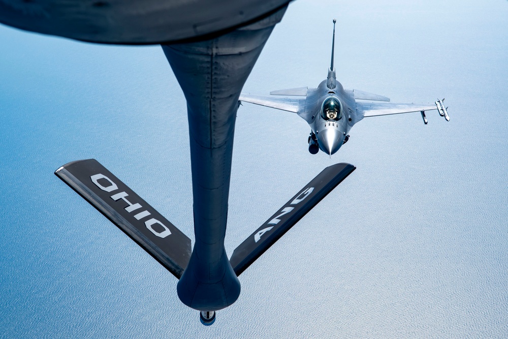 121st refuels F-16 Fighting Falcons