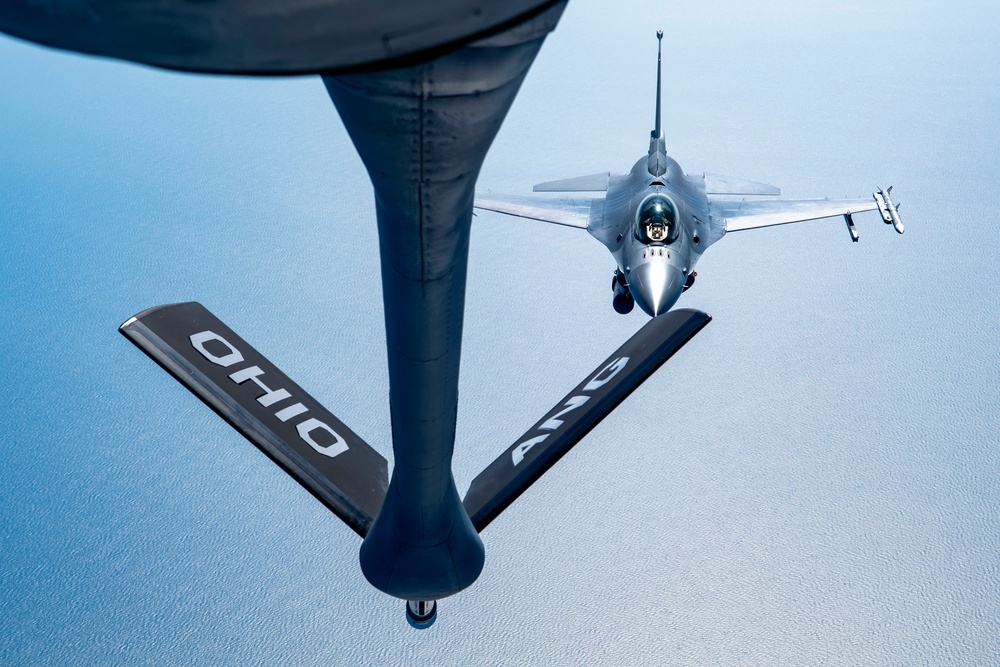 121st refuels F-16 Fighting Falcons