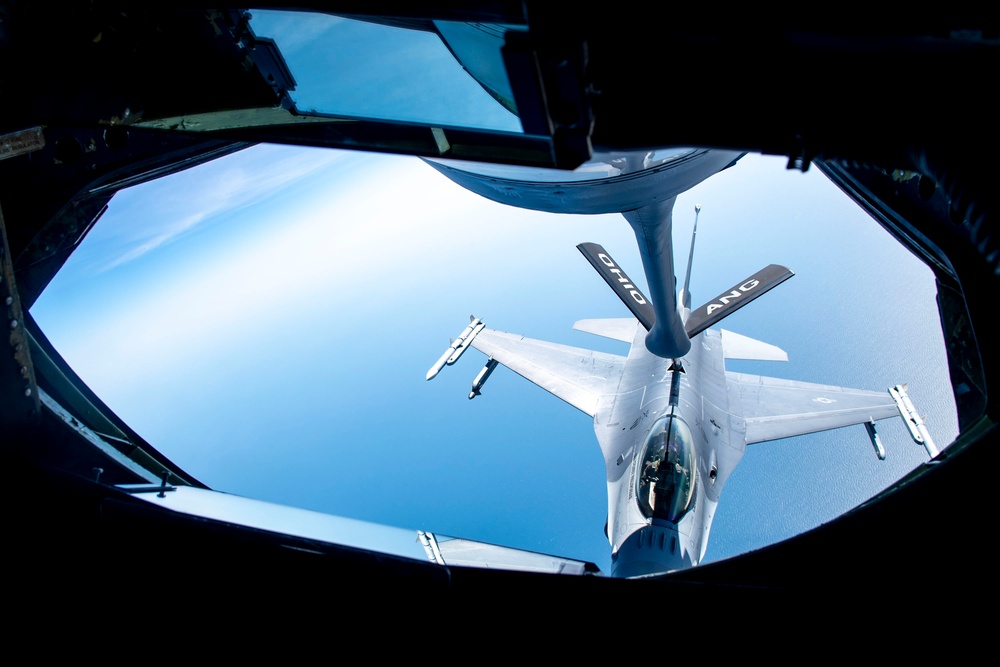 121st refuels F-16 Fighting Falcons