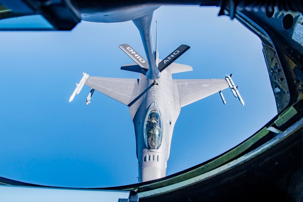 121st refuels F-16 Fighting Falcons