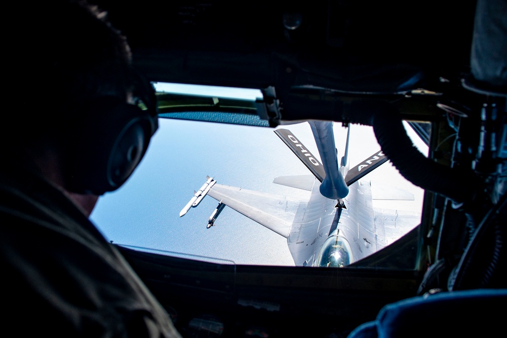 121st refuels F-16 Fighting Falcons