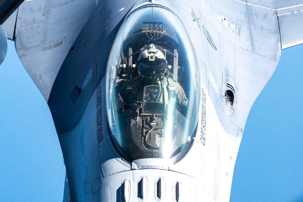 121st refuels F-16 Fighting Falcons