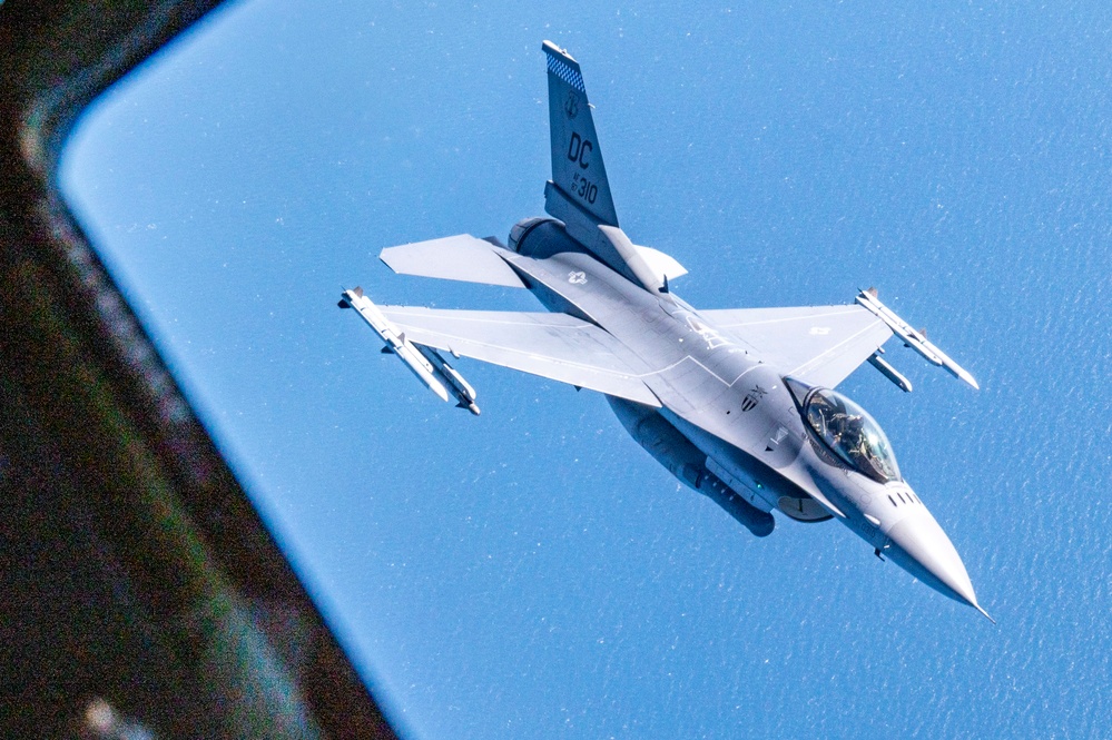 121st refuels F-16 Fighting Falcons