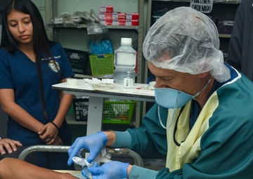 Honduran patient regains use of finger following successful operation by Navy Medicine surgeons