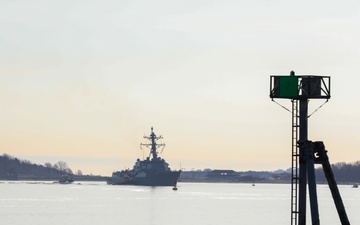 USS Truxtun Pulls into Boston for Port Visit