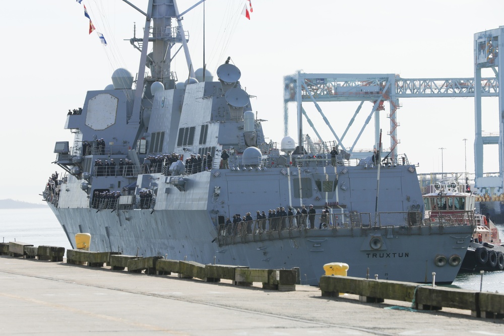 USS Truxtun Arrives in Boston for Port Visit