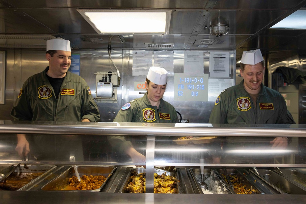 HSM 79 Pilots Serve USS Paul Ignatius (DDG 117) Sailors Dinner