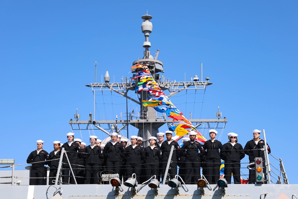 USS Howard Conducts Change of Command Ceremony