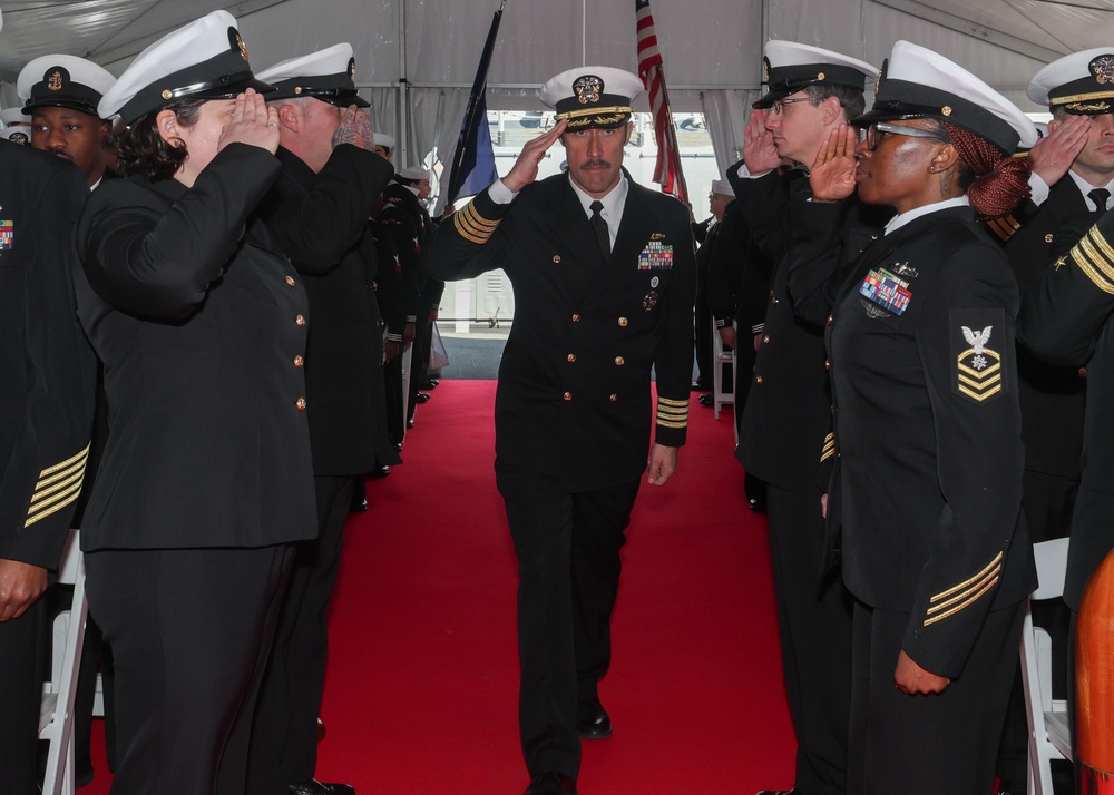USS Howard Conducts Change of Command Ceremony
