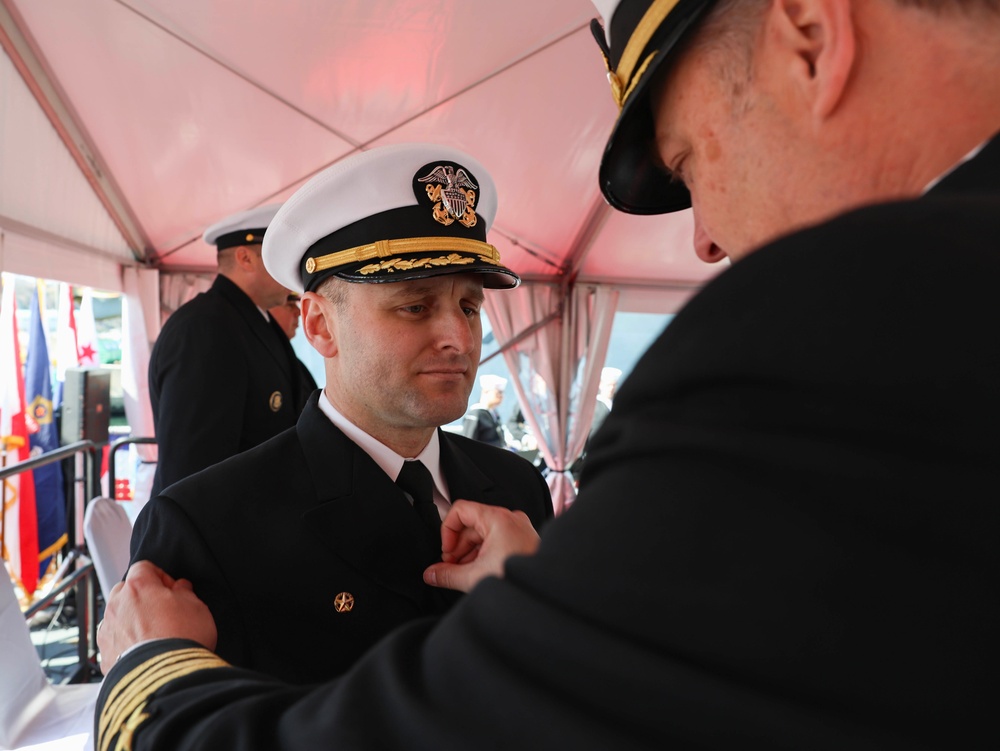 USS Howard Conducts Change of Command Ceremony