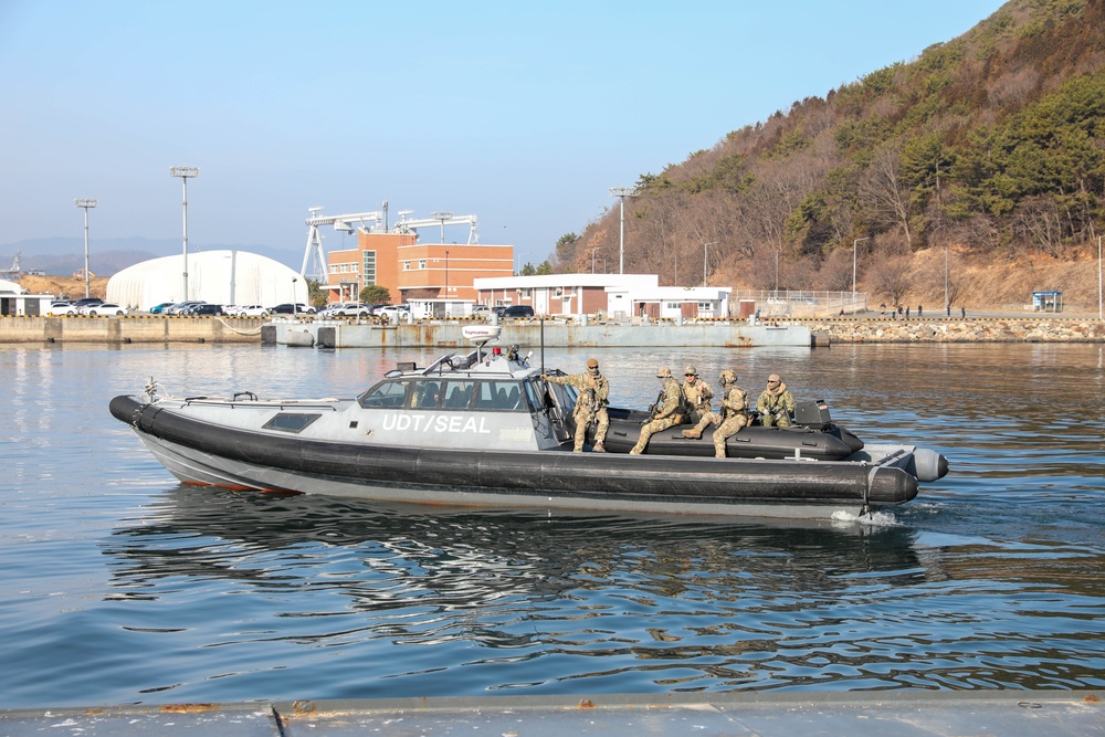 DVIDS – 뉴스 – 해군 특수전함대, 대한민국 해군 특수전함대, 합동훈련 실시