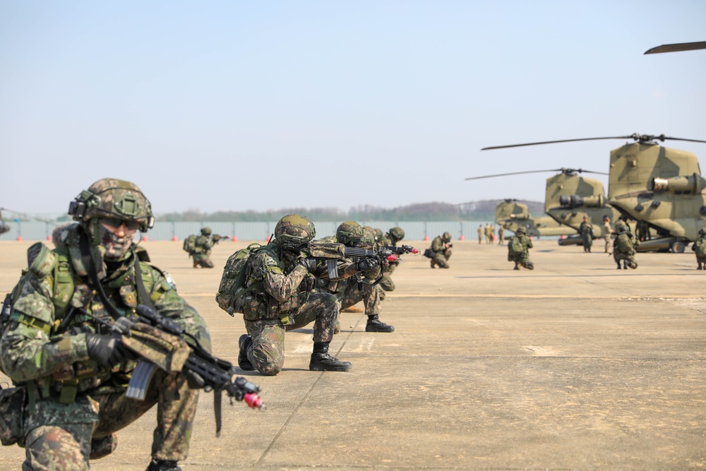 2nd Infantry/ROK-U.S. Combined Division Joins with ROK Forces for Air Assault Training Mission