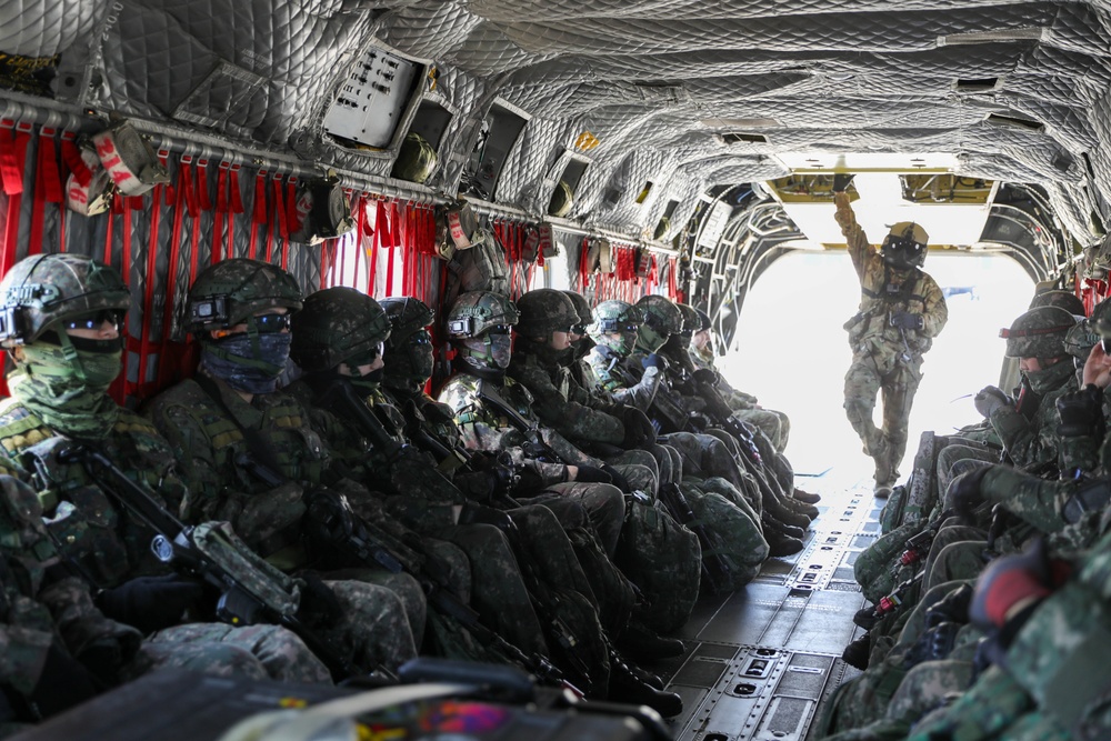 2nd Infantry/ROK-U.S. Combined Division Joins with ROK Forces for Air Assault Training Mission